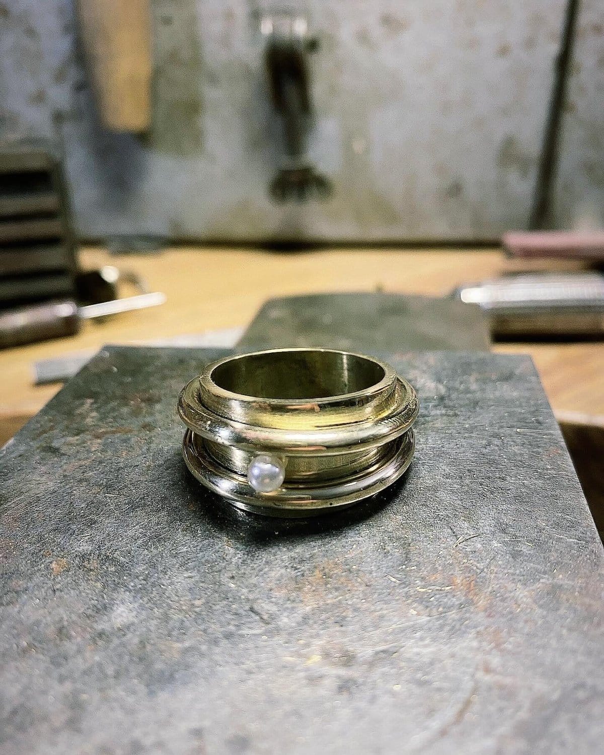 Bague en argent sur l'établi de l'atelier
