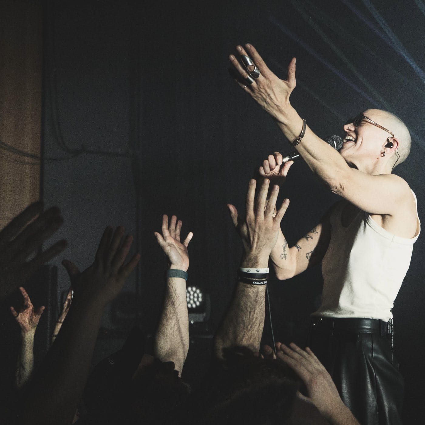 Chanteur en concert, bagues en argent