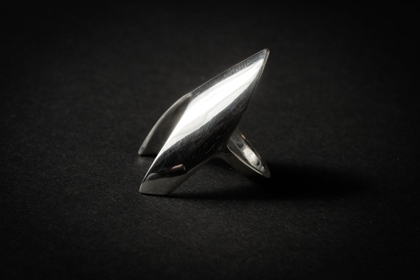 Bague griffe en argent, de profil