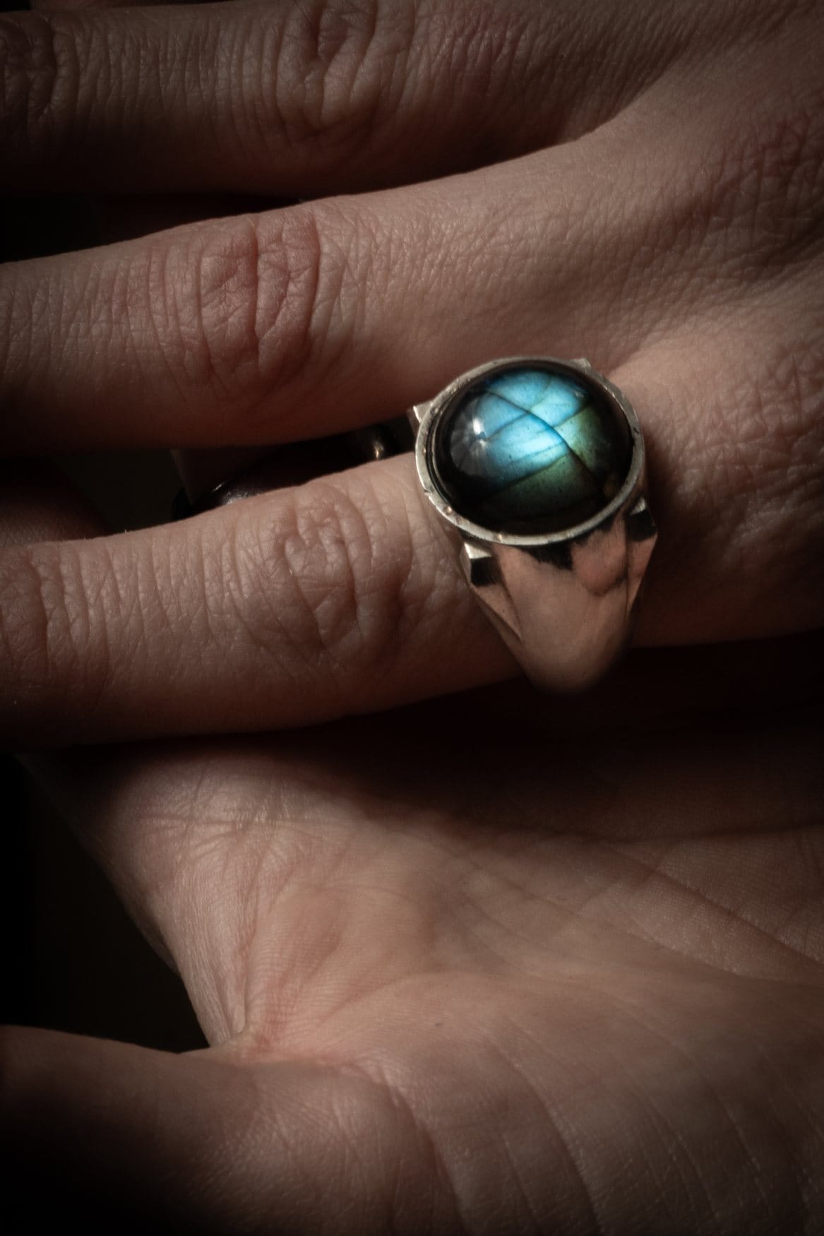 Bague labradorite portée, gros plan