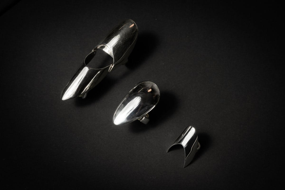Trois griffes en argent sur fond noir