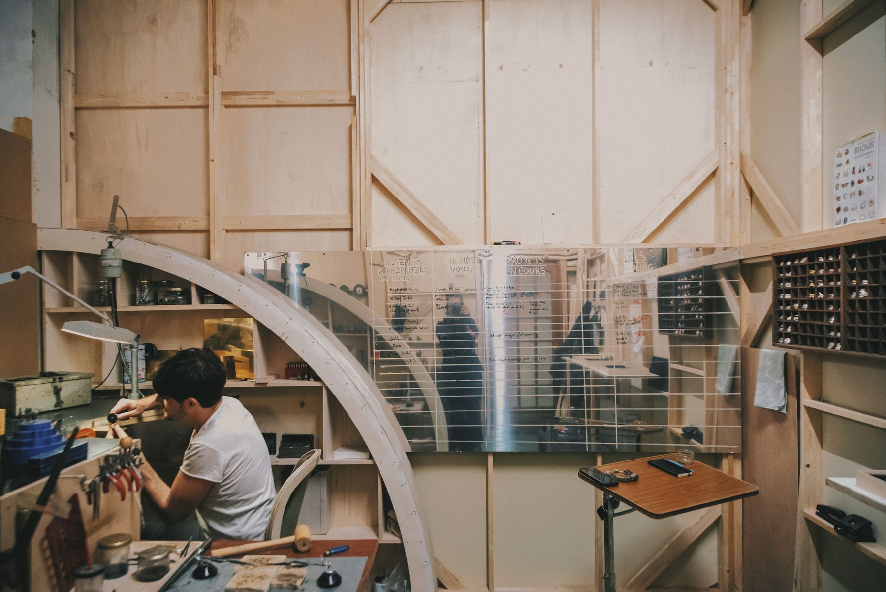 L'atelier, plan large sous l'arche